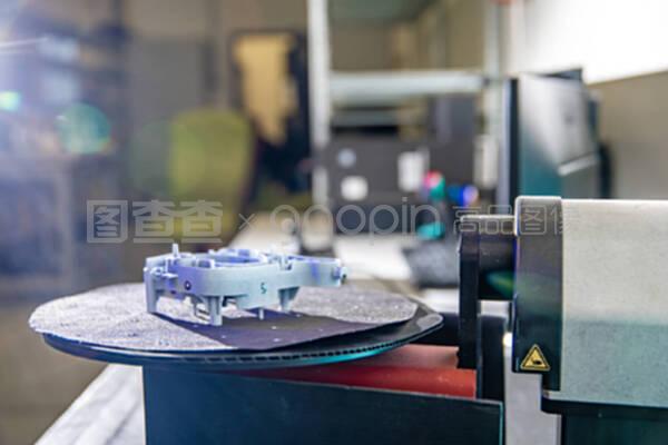 专业的3d扫描仪,用于激光运动面板上的扫描产品。质量工程师控制